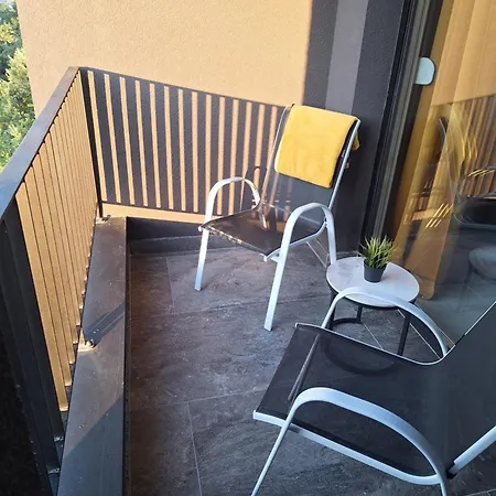 Blue Sky - Free Garage Apartment *