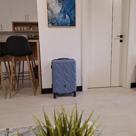 Blue Sky - Free Garage Apartment *
