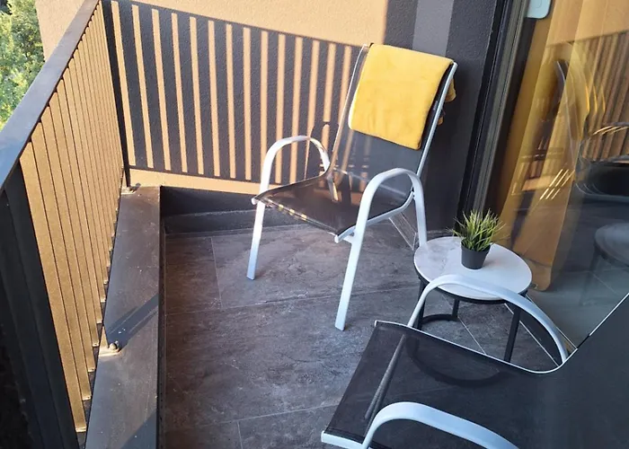 Blue Sky - Free Garage Apartment *