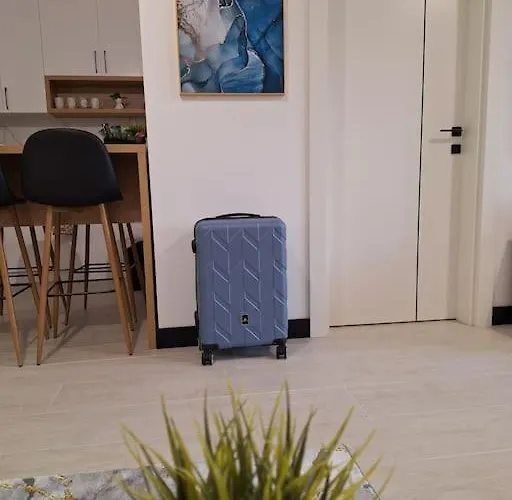 Blue Sky - Free Garage Apartment *